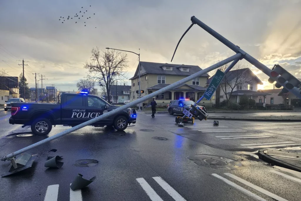 Traffic light pole down at Mission and Ruby following Christmas Day car crash – Thu, 25 Dec 2025 PST