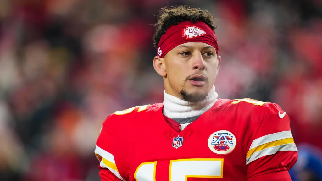 Patrick Mahomes injury: Chiefs QB leaves Kansas City’s loss to Los Angeles with apparent knee issue