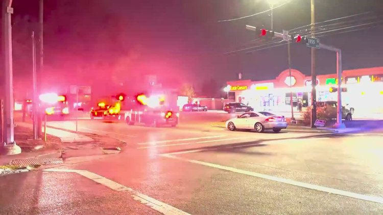 Houston police search for suspect after woman stabbed and collapses blocks away