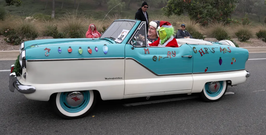 Laguna Niguel Holiday Parade welcomes Santa to town