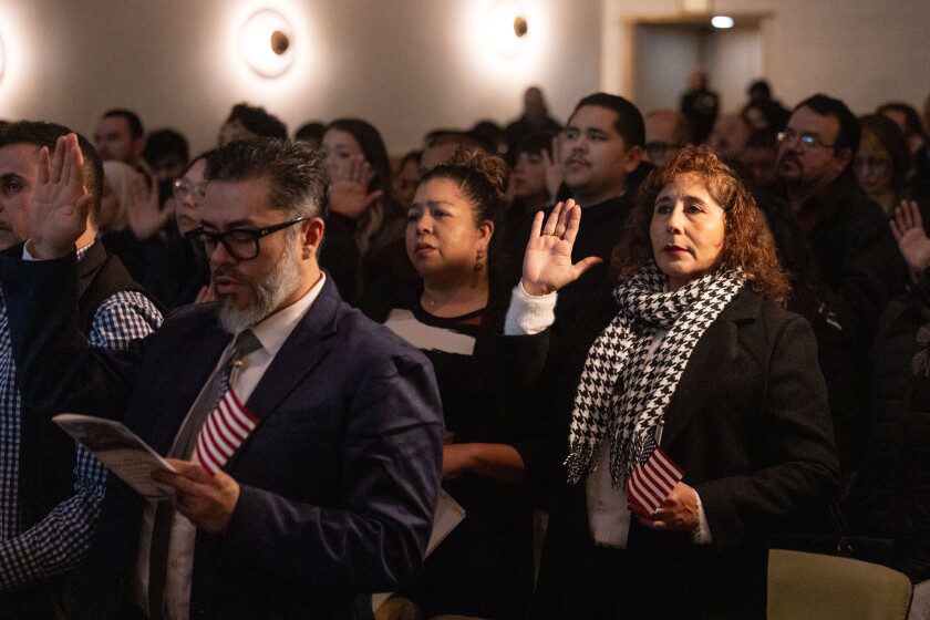 91 immigrants sworn in as citizens during naturalization ceremony in Chicago