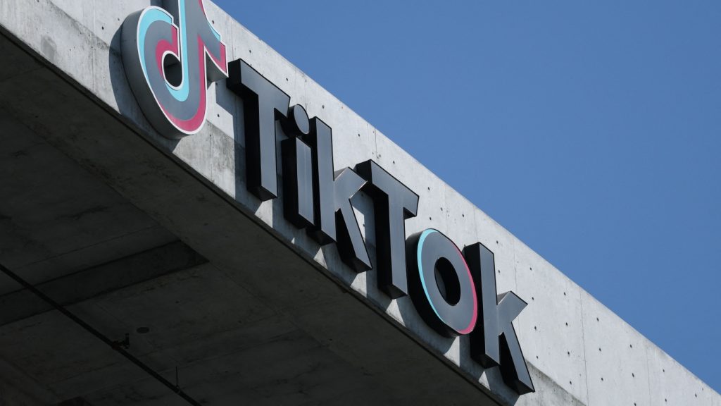 TikTok signs deal to give U.S. operations to Oracle-led investor group