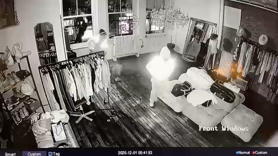 Surveillance video shows brazen heist at high-end boutique in SoHo