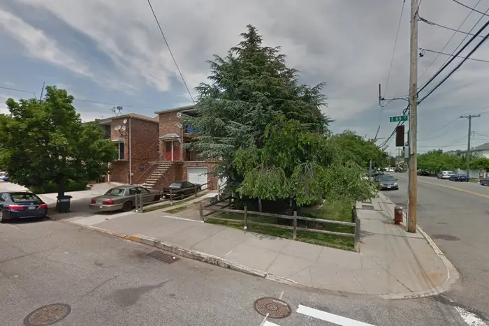 Brooklyn man fatally stabbed at home, wife seriously hurt — NYPD looking for suspect