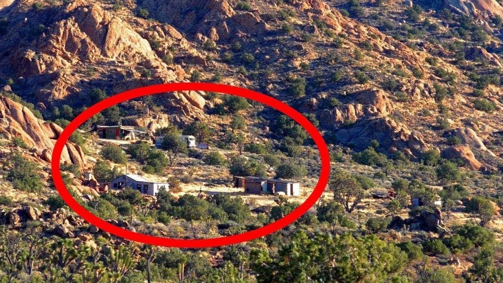SECRET ABANDONED GHOST TOWN IN THE MIDDLE OF THE MOJAVE DESERT…