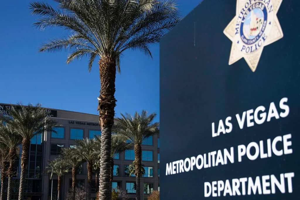 Metro officer strangled girlfriend, also a Las Vegas police officer, arrest report says