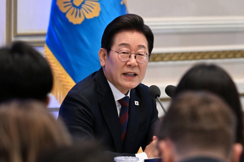 Lee orders review of juvenile age threshold