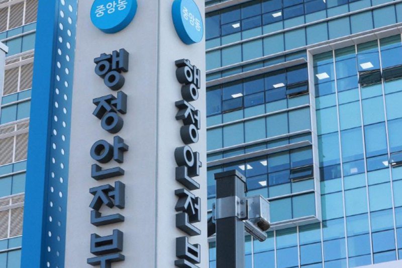 Korea sees decline in ‘junior pays’ custom as agencies push Dutch pay