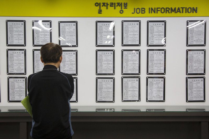 S. Korea graduate employment rate falls to 69.5%, foreign grads rise