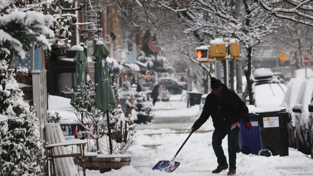 Winter storm disrupts U.S. holiday travel: Midwest, Northeast face snow, wind threats