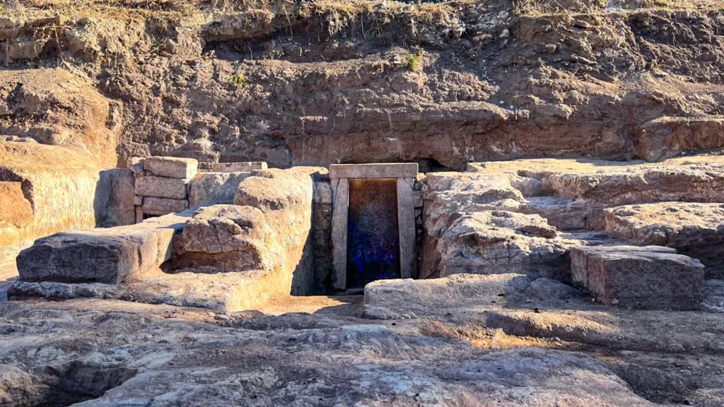 2,400-year-old new neighborhood in Rome: pools, tombs, and shrine