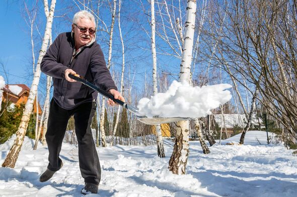 Shoveling snow raises heart attack risk in just 2 minutes