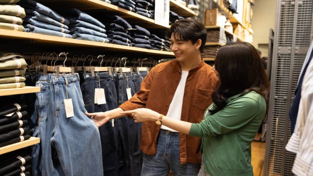 American Eagle Outfitters closes delivery, warehouse operations
