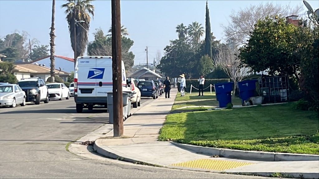Postal worker robbed at gunpoint in Central Fresno: Police