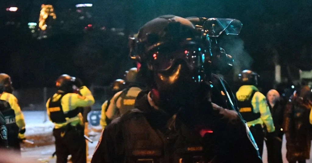 Federal officers and protestors clash in Minneapolis