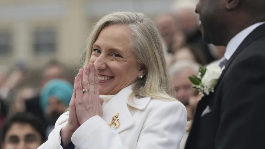 Spanberger sworn in as Virginia’s 1st female governor, calls for unity