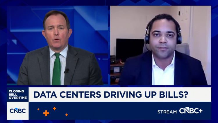 Big Tech's AI Spending Scrutinized Before Earnings: Key Points