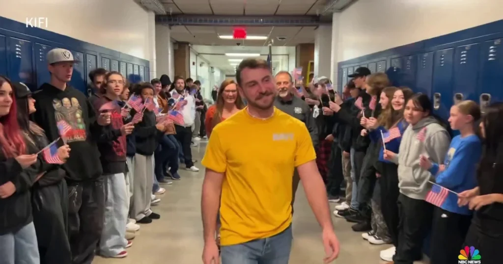 Students' heartwarming sendoff to teacher before Navy service