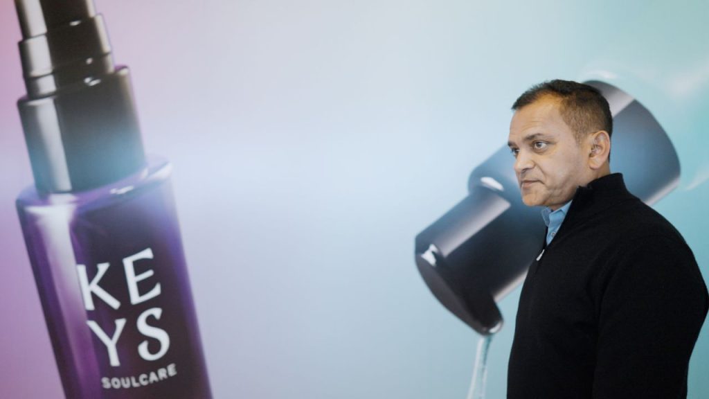 [Generic Business] e.l.f Beauty CEO Tarang Amin's Strategy Amid Trump's Policies
-