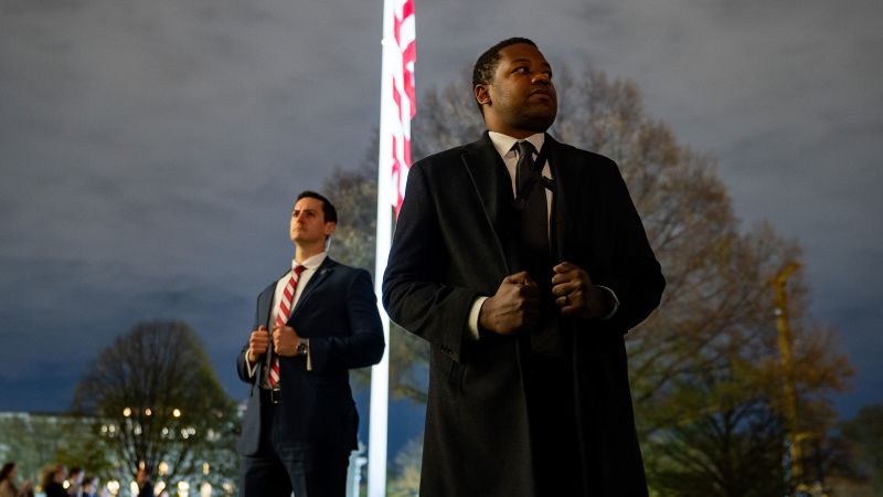 Secret Service's New Look: Tailored Suits for Protective Detail Agents