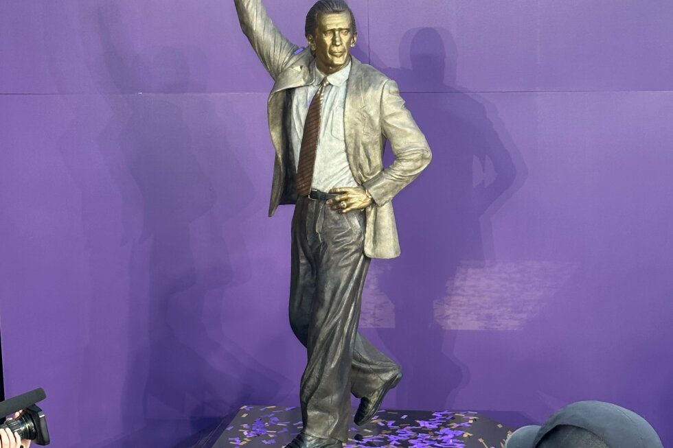 Lakers honor Pat Riley: Showtime coach gets bronze statue