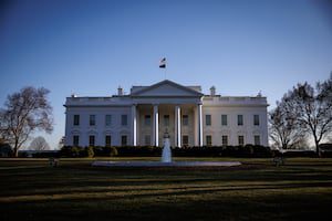 Gunshots heard near White House lawn; reporters run for cover