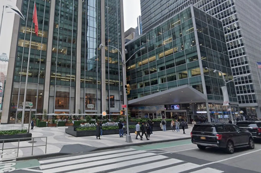 Teen slashed near Rockefeller Center, Radio City Music Hall