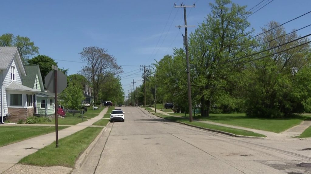 25-Year-Old Shot in Neck at Pontiac Home; Suspect Sought