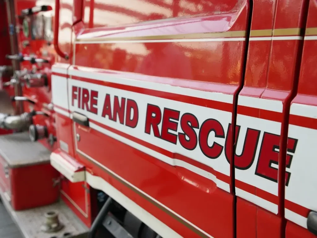 1 Dead, Firefighter Injured After Tampa Storage Facility Fire