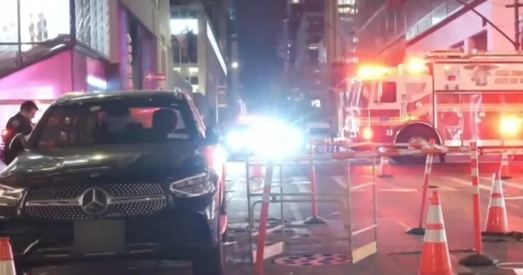 Woman fatally falls into open manhole in Midtown Manhattan