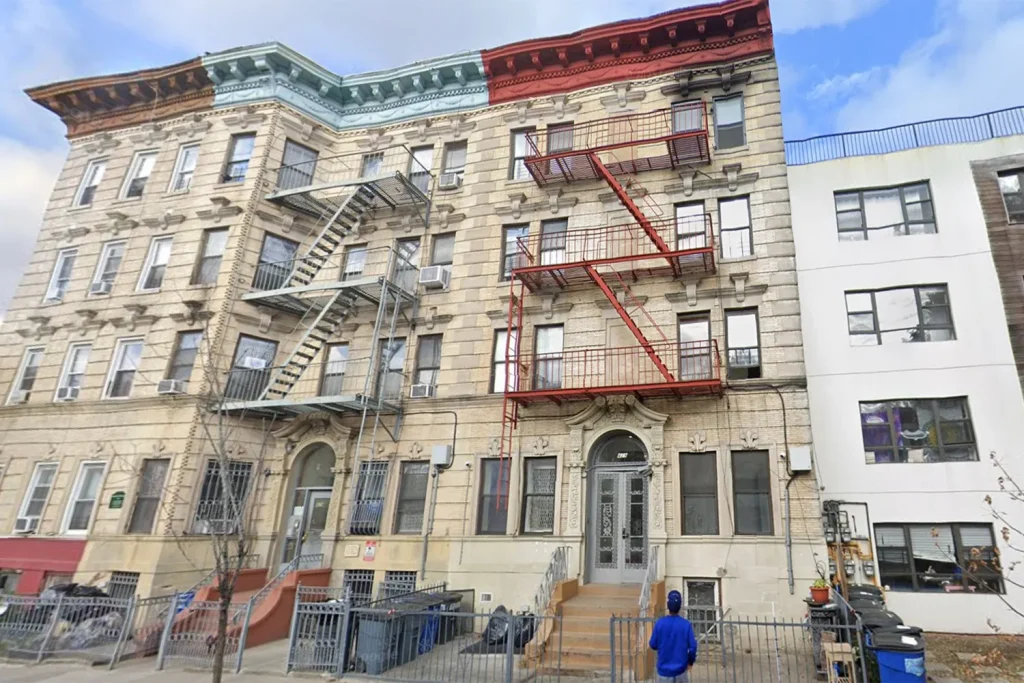Brooklyn man fatally stabs neighbor after broomstick brawl