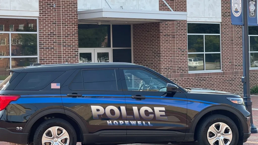 Juvenile killed, 2 hurt in high-speed crash in Hopewell