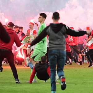 Slavia Prague fans invade pitch, attack Sparta players