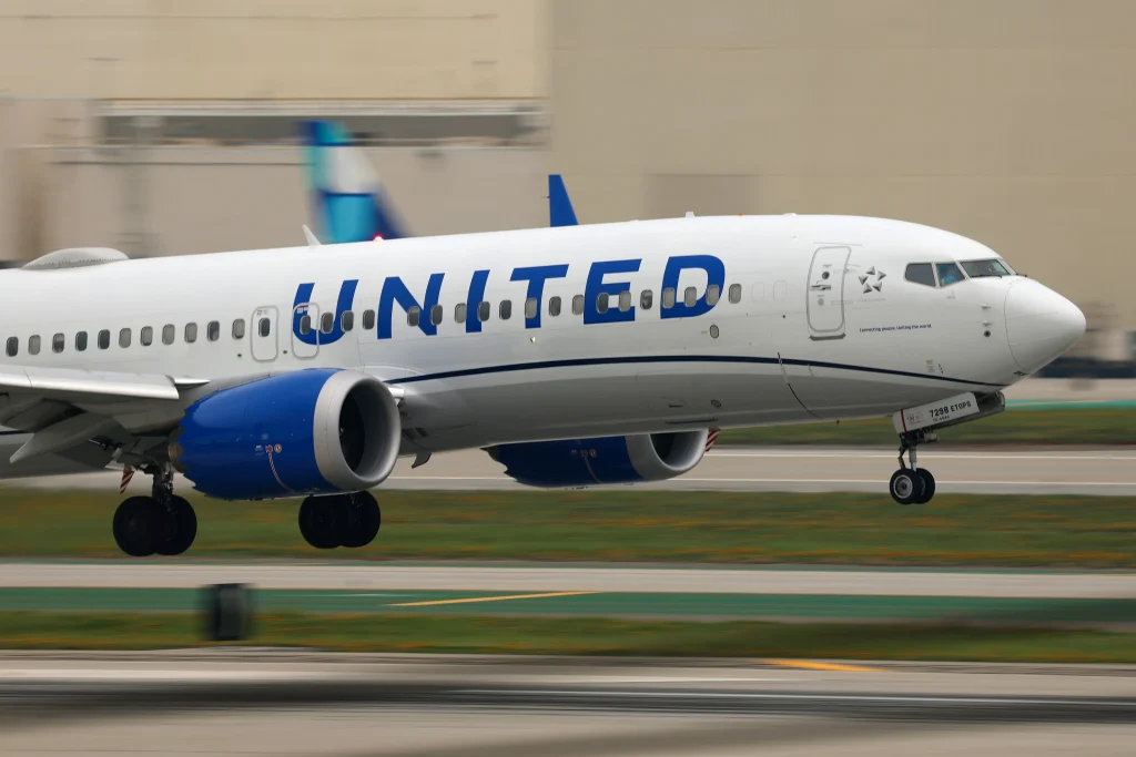 United Airlines passenger tries to open plane door at 36,000 feet