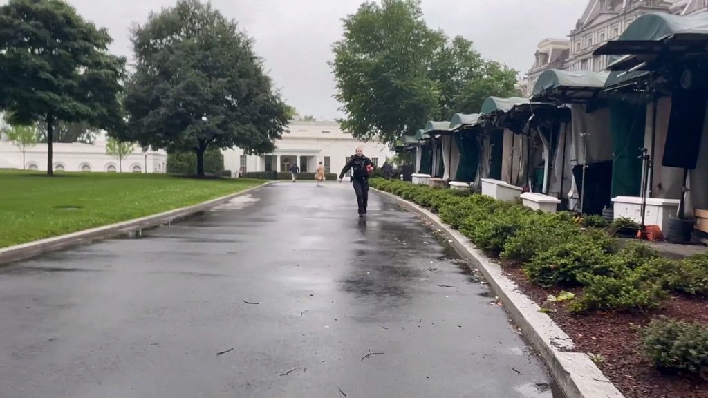 Secret Service rushes reporters off White House lawn during gunshots