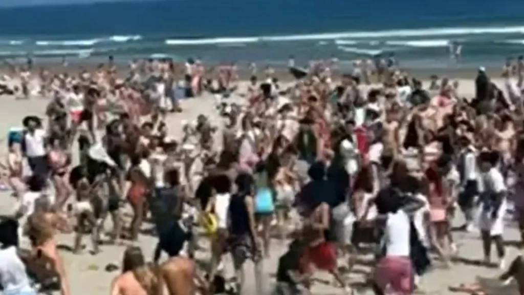 Chaos erupts as teens mob beach towns, 3 stabbed in violent brawl