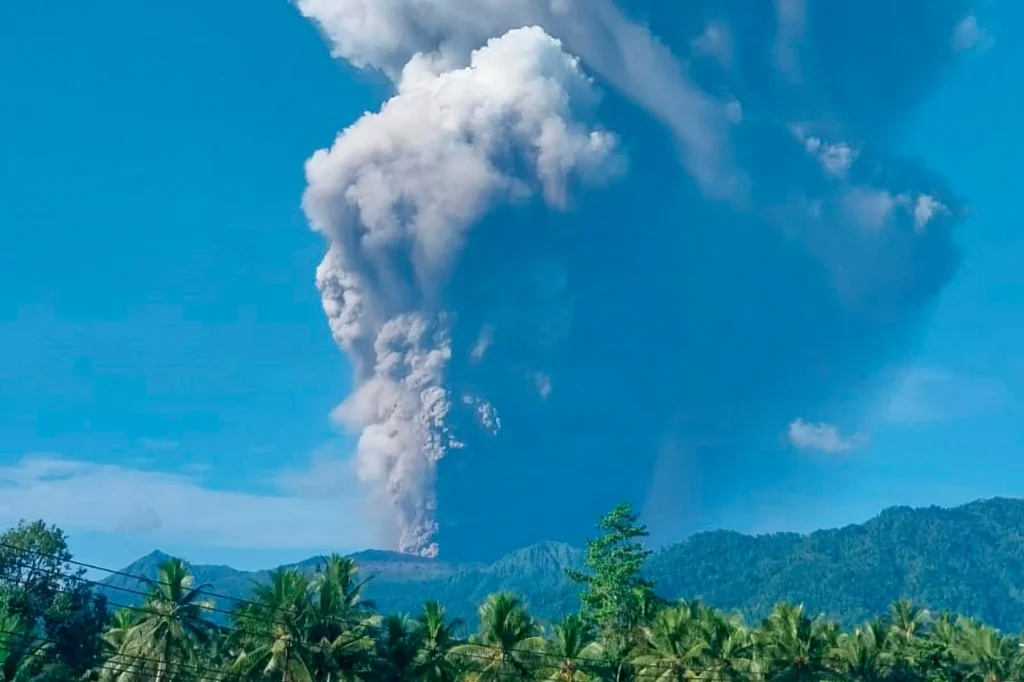 3 hikers killed by volcano eruption on Indonesian island